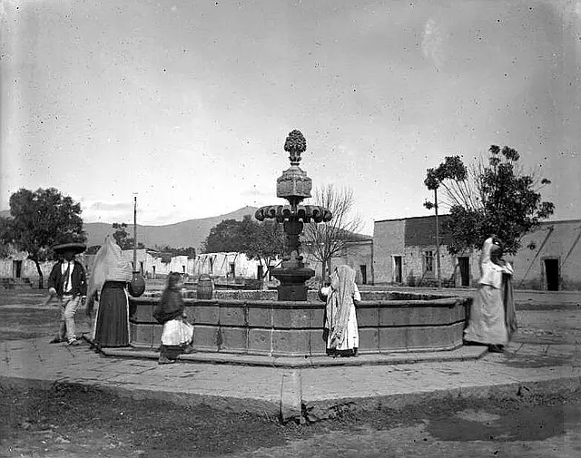 Llenando cántaros en una fuente. 