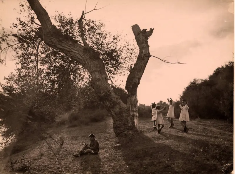Grupo de niños frente al río Ebro