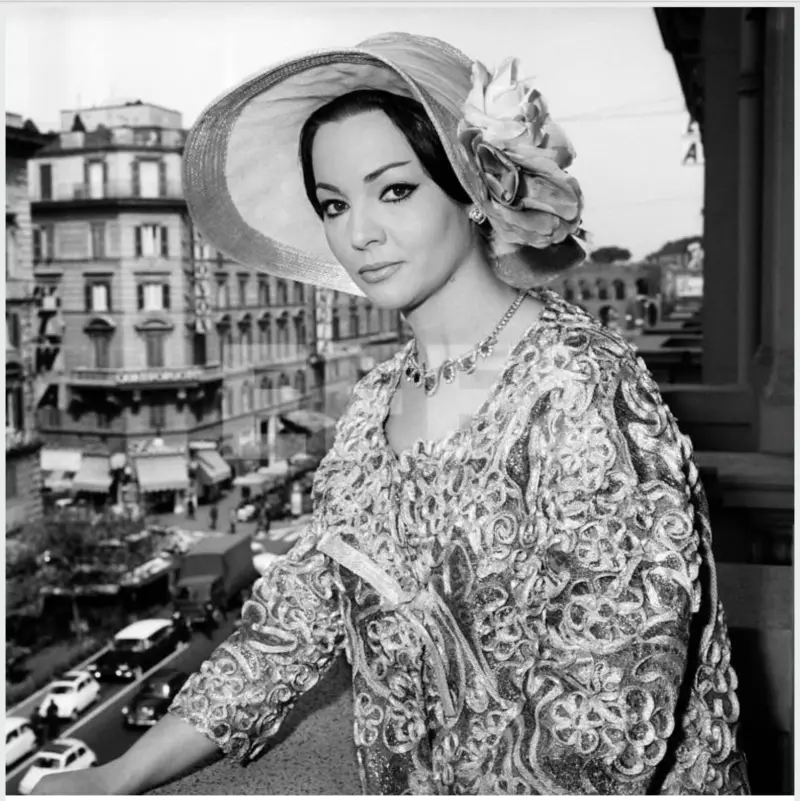 Sara Montiel posa en el hotel de Vía Veneto