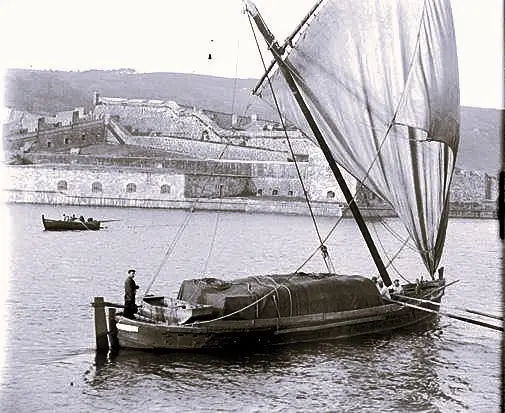 Transporte tradicional ante el Castillo de San Felipe