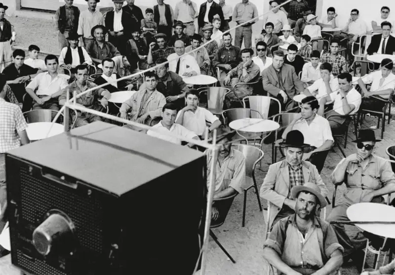 Viendo la televisión