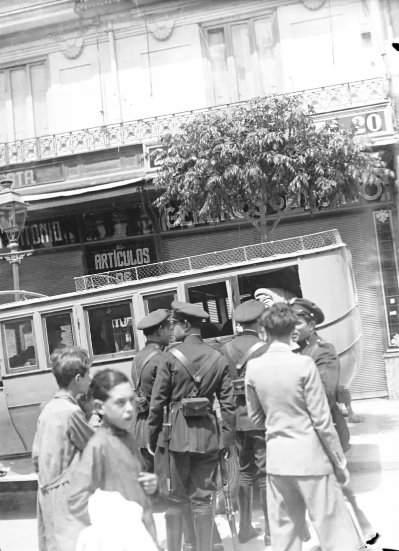 Plaza del Mercado .Guardias de asalto controlando