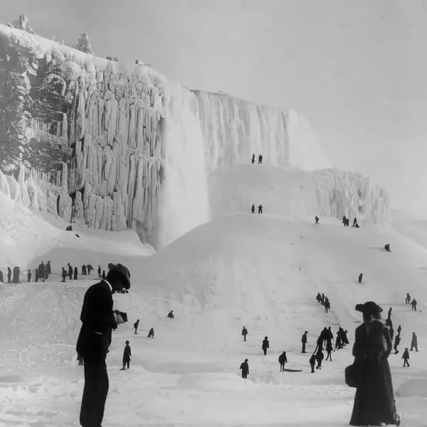 Niagara Falls completely frozen
