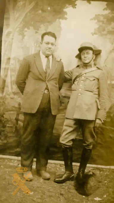 Teniente y su hijo posando.