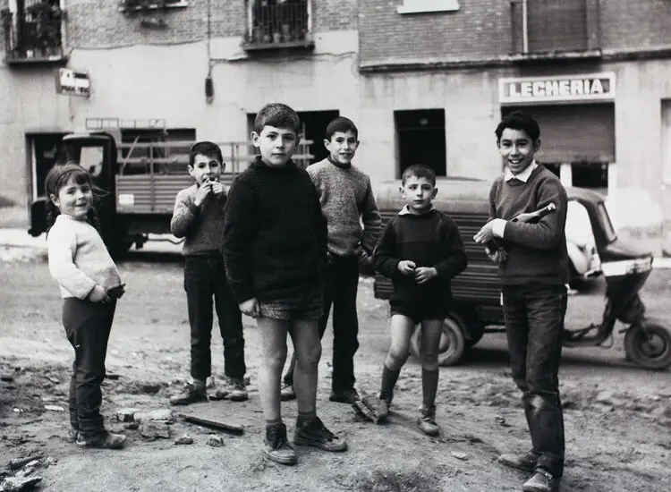 NIÑOS JUGANDO EN LA CALLE