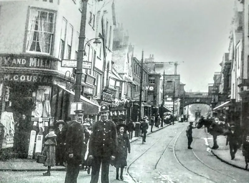 The entrance to Cowick Street 