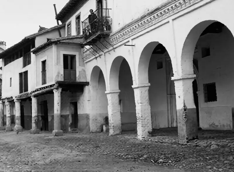 Calle con viviendas porticadas