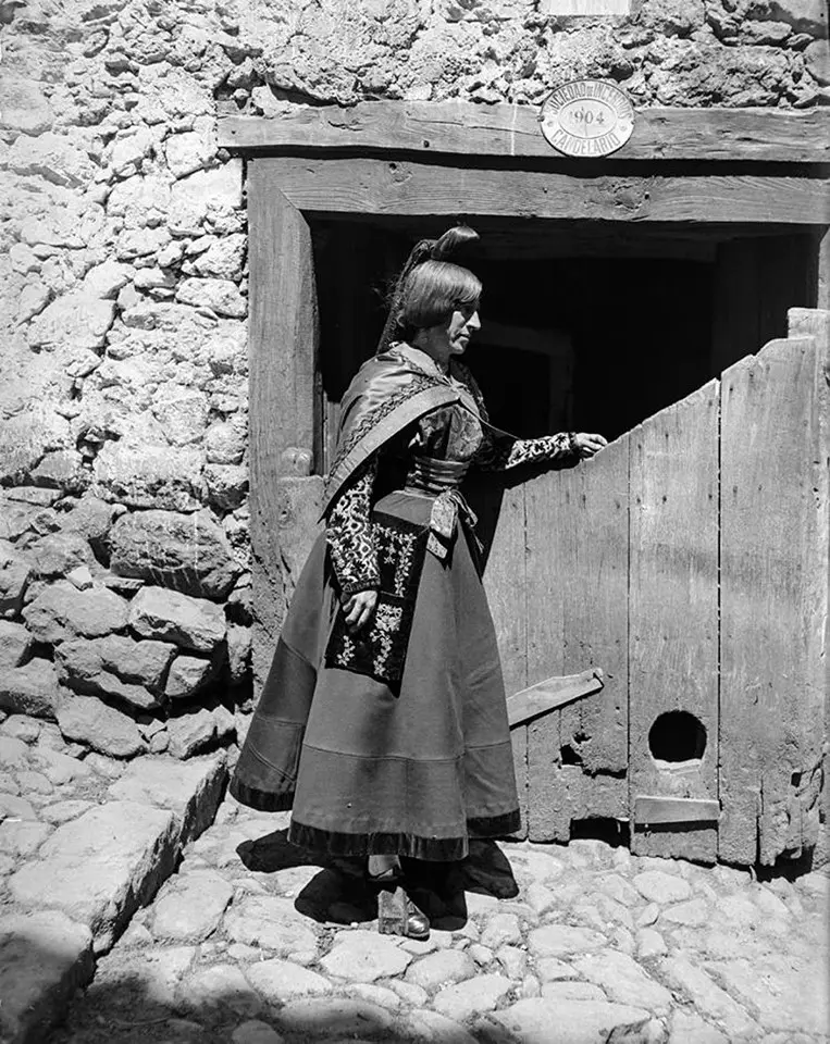 Mujer con traje típico.