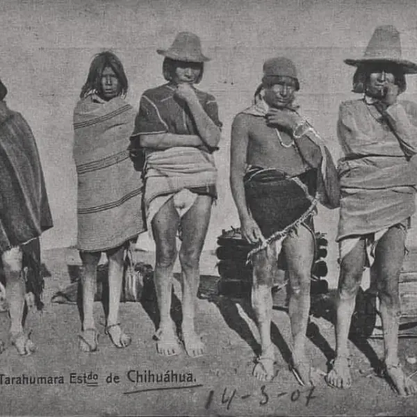 Indígenas de la etnia rarámuri 