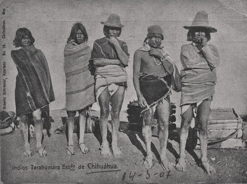Indígenas de la etnia rarámuri Indígenas de la etnia rarámuri