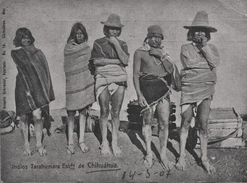 Indígenas de la etnia rarámuri 