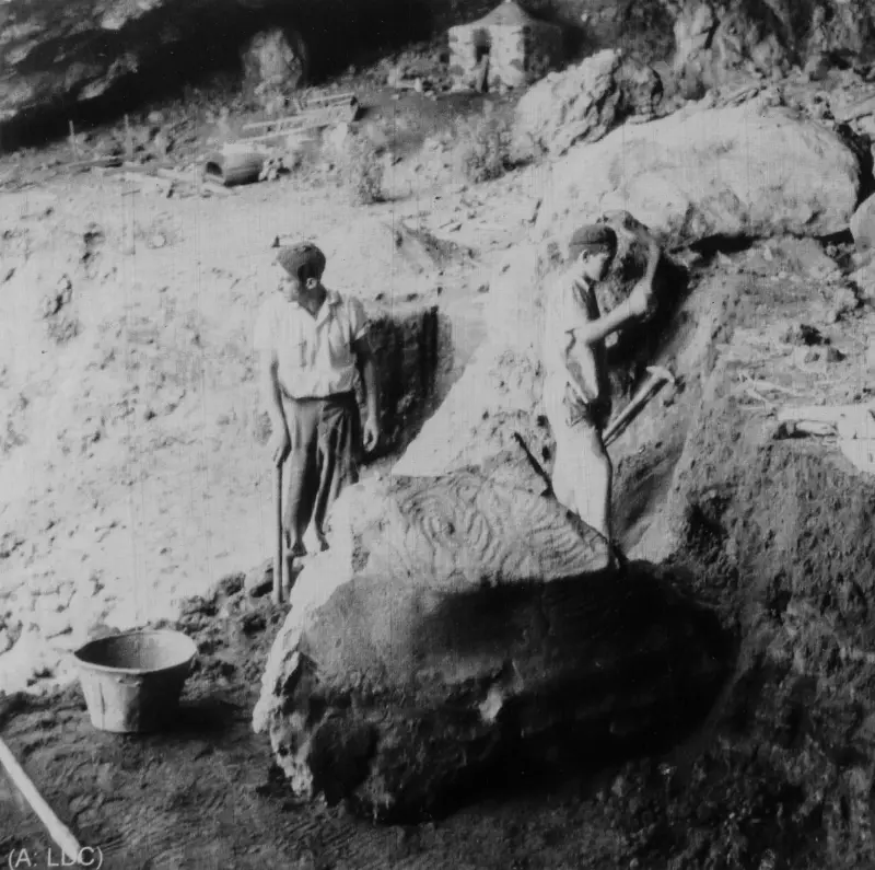 Primeras excavaciones en la Cueva de Belmaco.