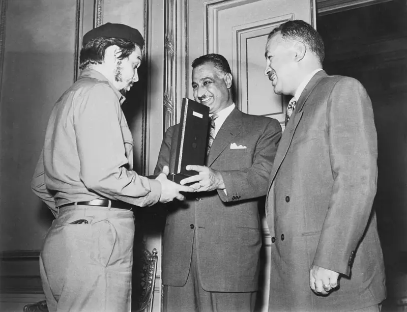 El Che recibiendo la Orden de la República de Egipto de Nasser