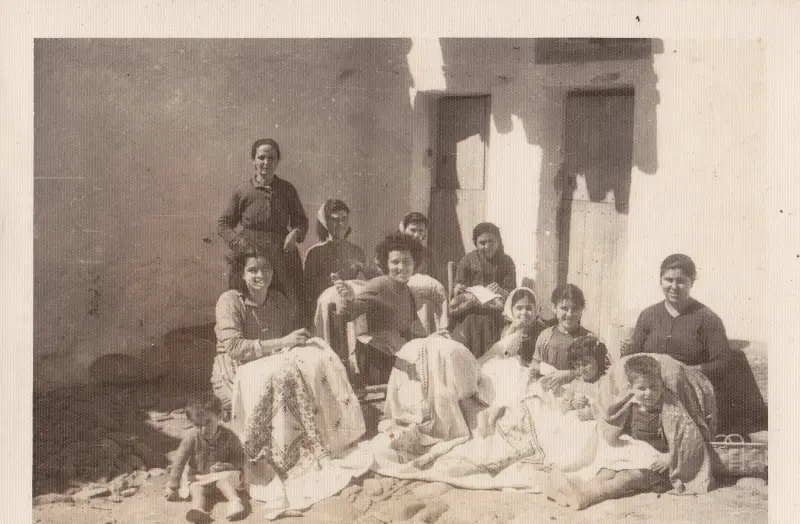 Cosiendo manteles de Lagartera