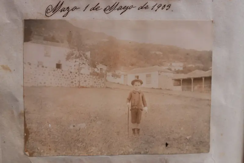 Niño en la Plaza de Mazo