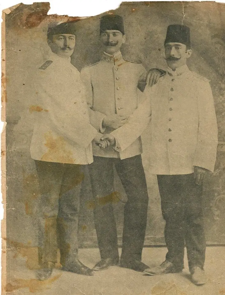 Halil, Mustafa Kemal y Lütfi Müfit.
