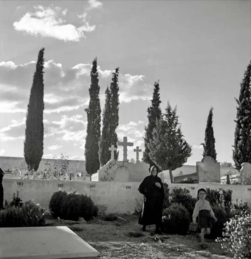 Anciana y niño en el cementerio.