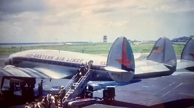 Pasajeros bajan de un avión ”Constallation”