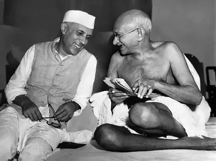 Jawaharlal Nehru jokes whith  Gandhi 