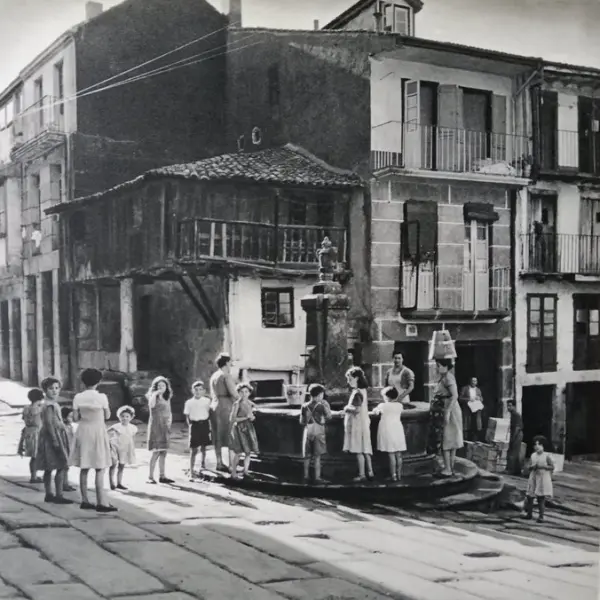 Alrededor de la fuente.