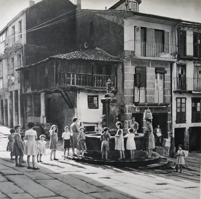 Alrededor de la fuente.