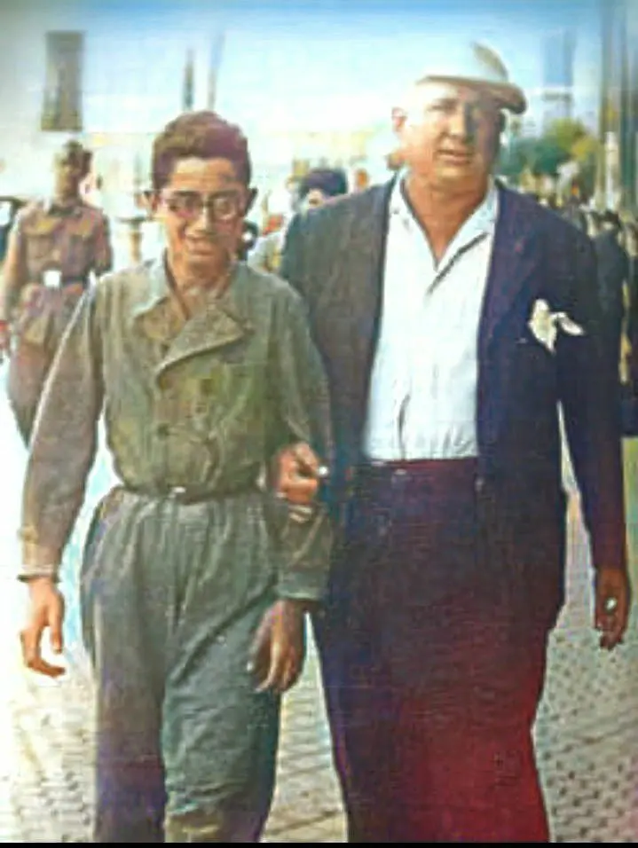 "El Pali", caminando con su padre.