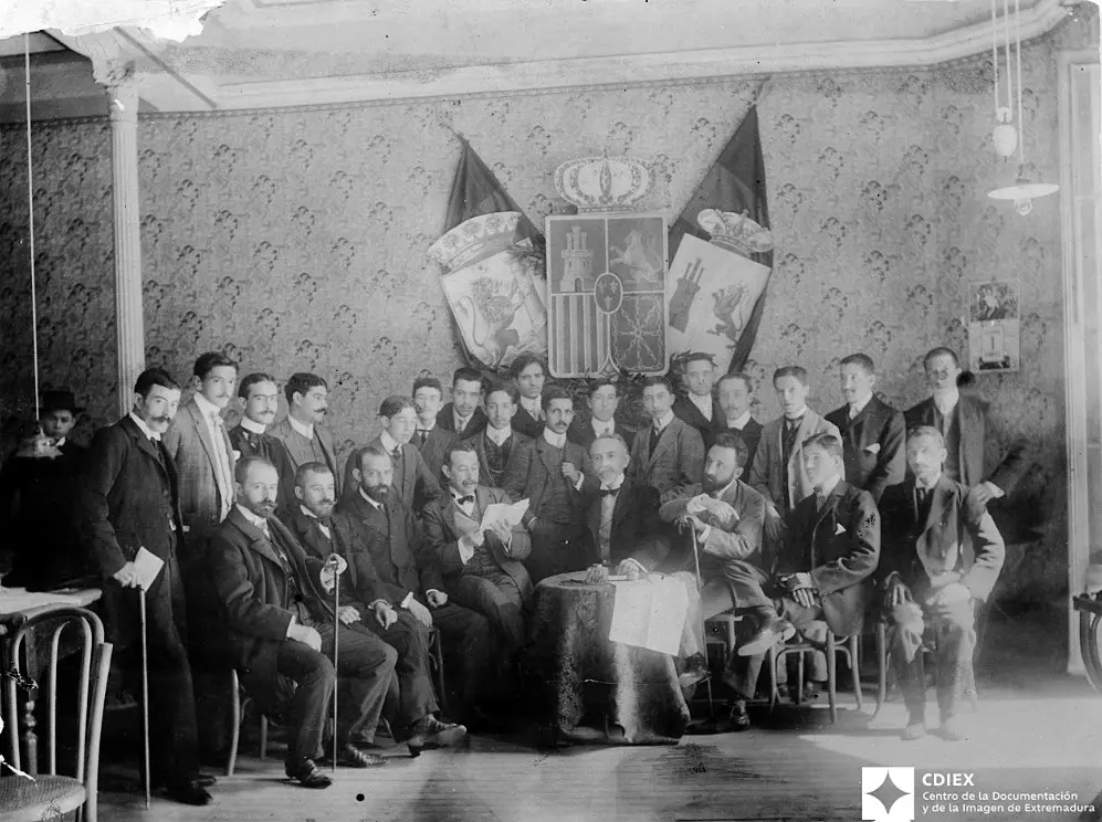 Cáceres, año 1900 — inteligencia, palabra y tertulia