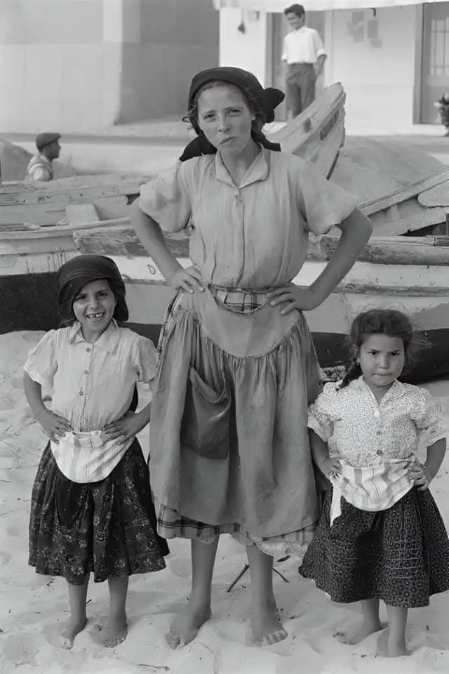 Tres niñas posan descalzas