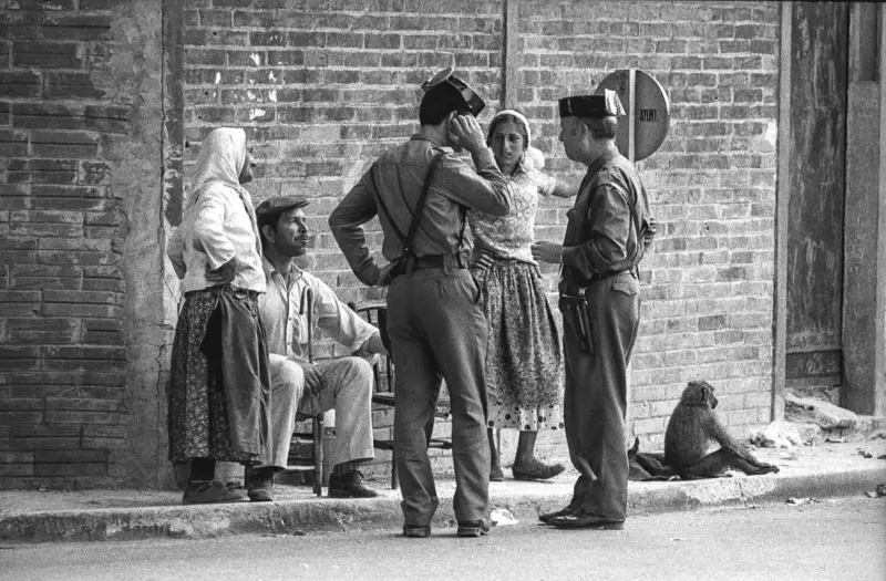 Pareja de la Guardia Civil con un grupo de gitanos.
