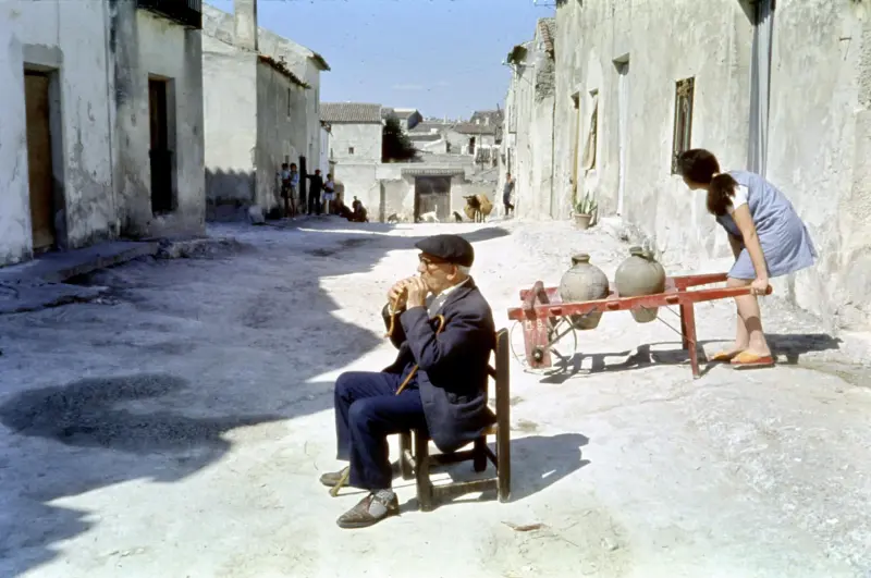 Hombre enciende un cigarrillo
