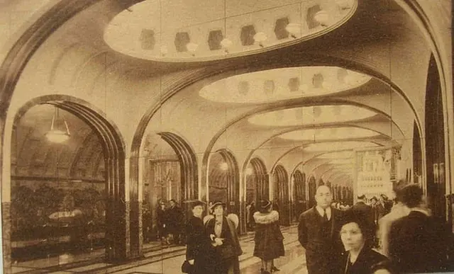 Visitors to the World's Fair view the model of the Moscow Metro station