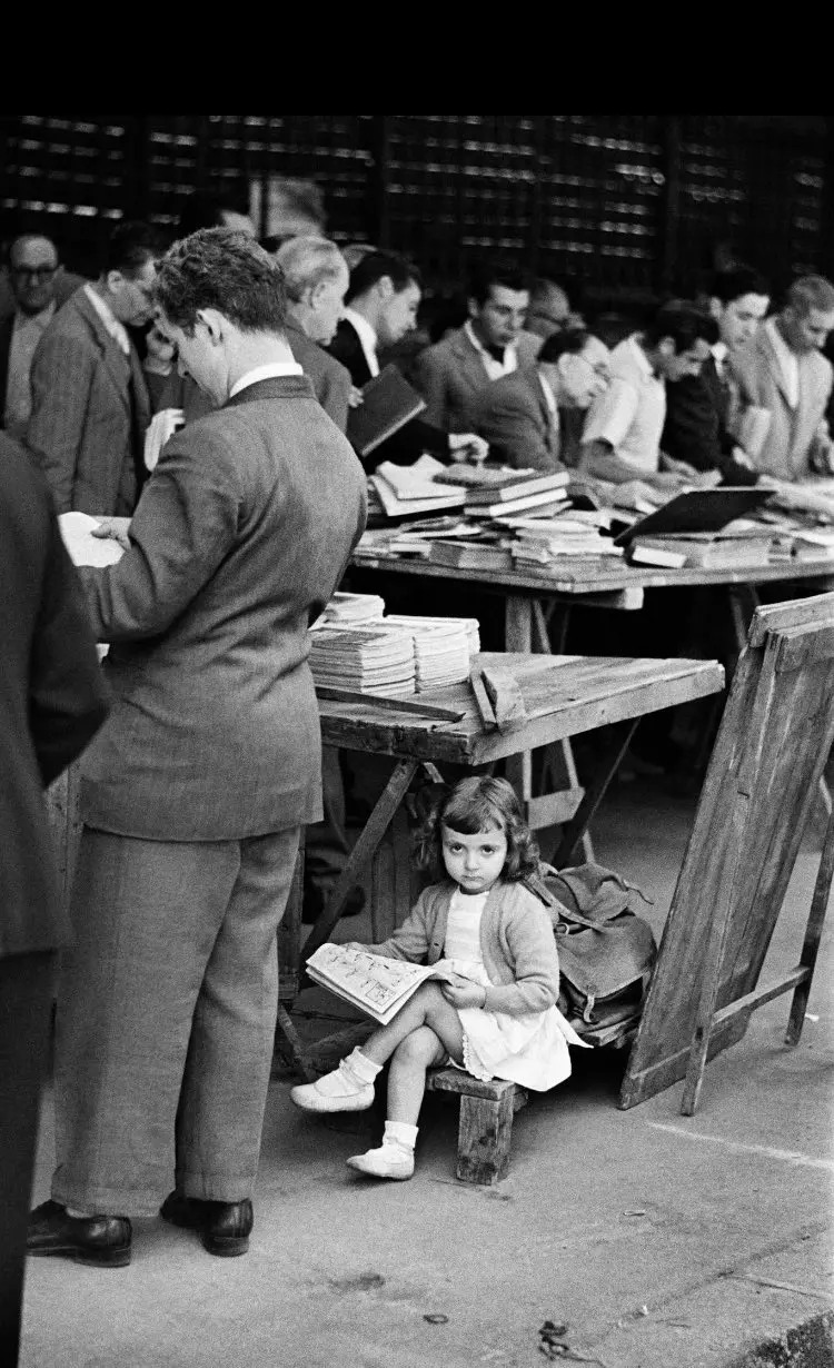 Niña leyendo