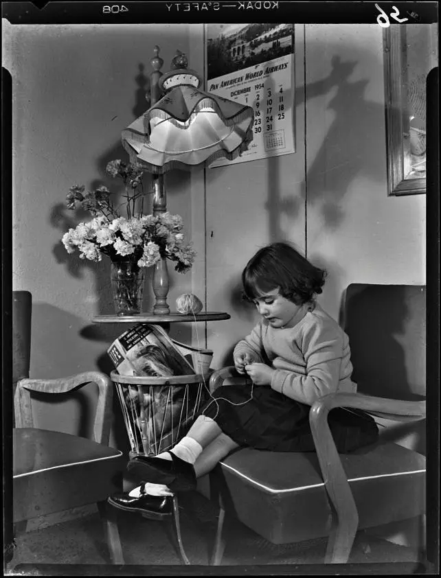 Niña cosiendo