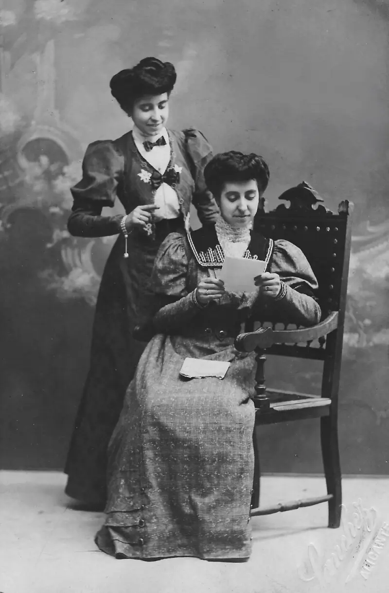 Dos señoritas posando