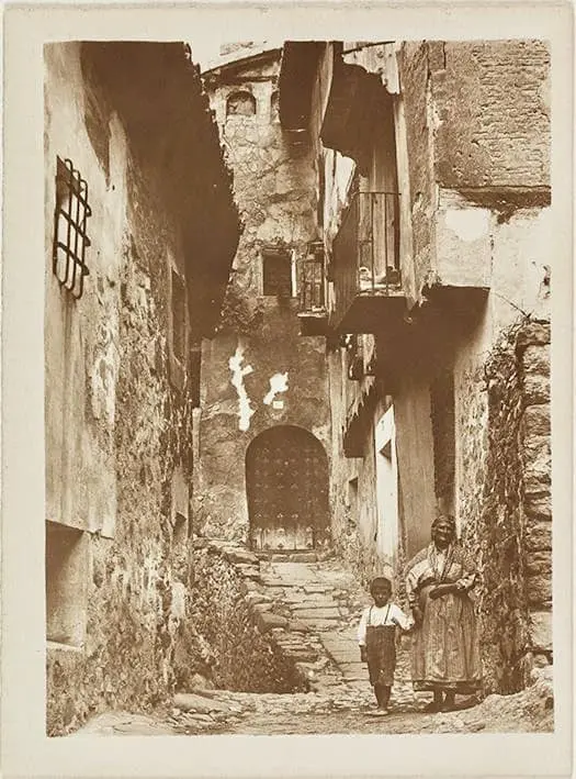 Mujer y niño en una calle.