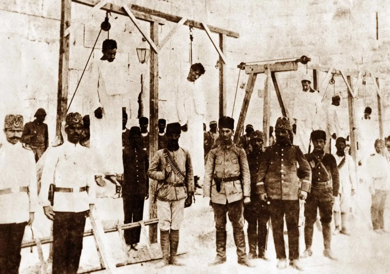 Armenios colgados de las horcas