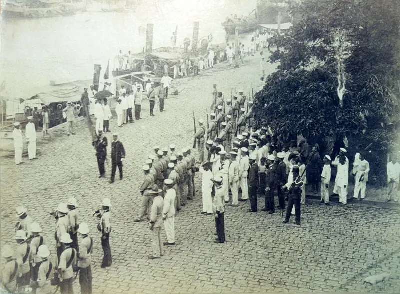 Tropas españolas junto al río Pasig