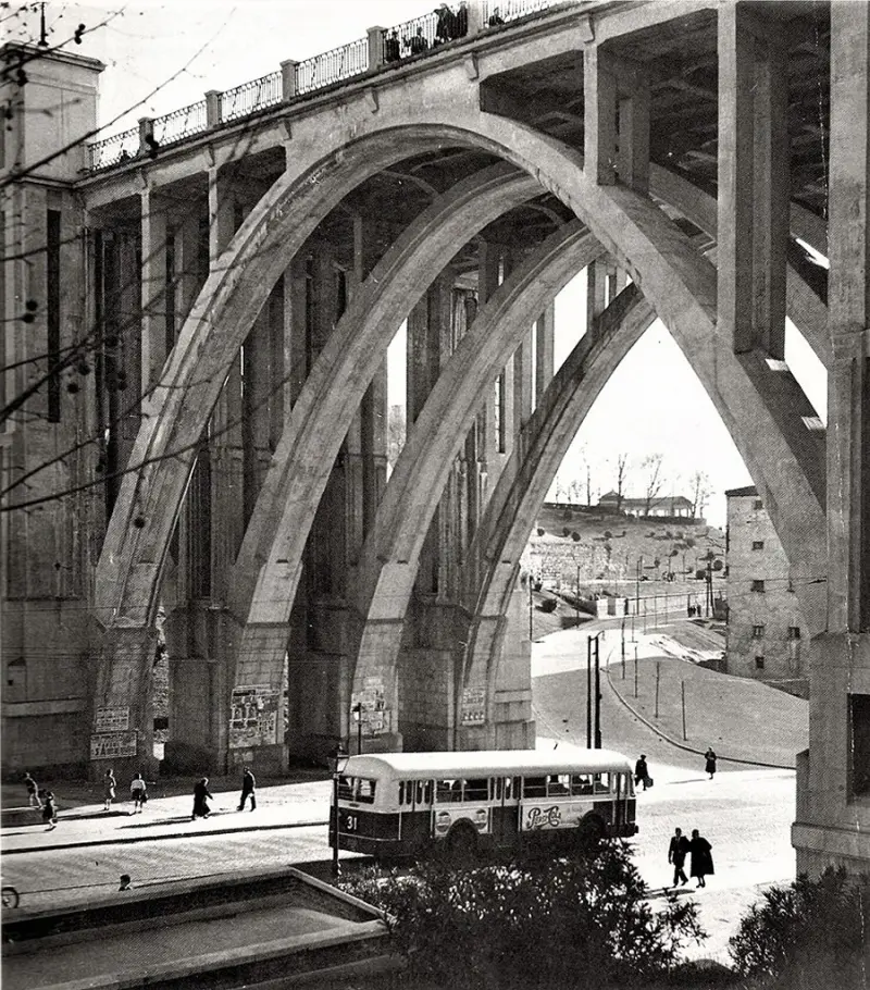 Autobús de la línea 31 a su paso por el viaducto de la calle Bailén