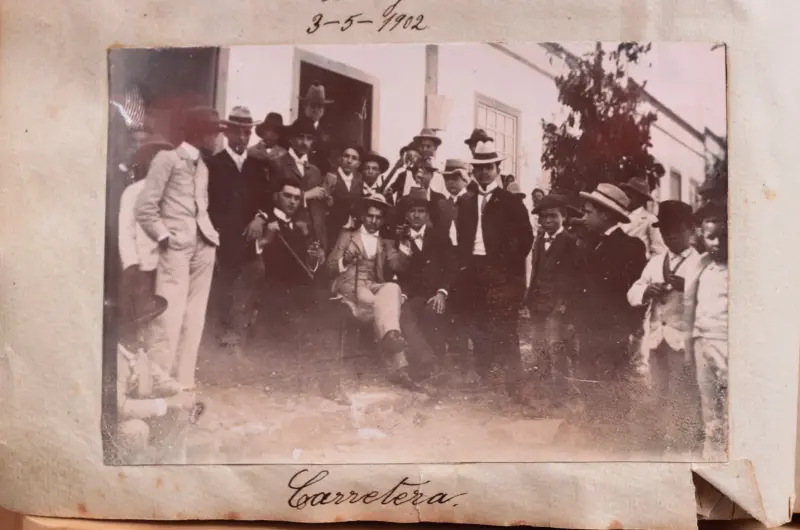 Grupo de personas sin lugar identificado