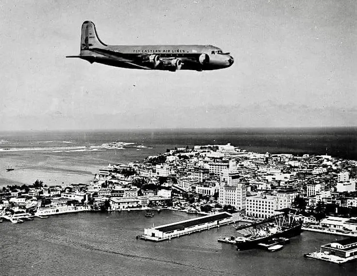 Avión de la “Eastern Airlines” sobrevuela el Viejo San Juan.