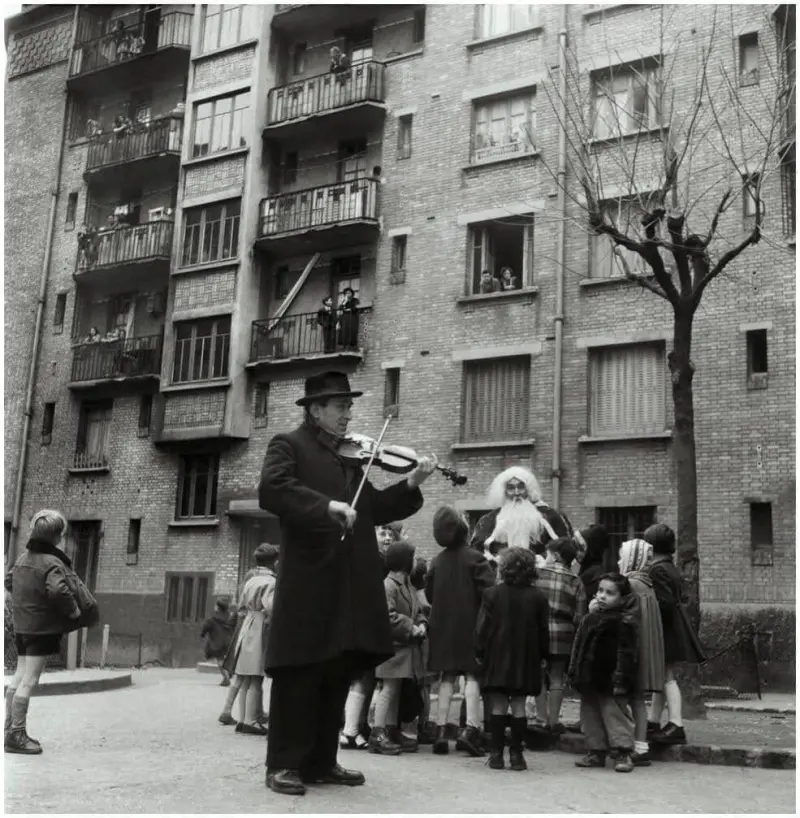 Santa Claus, los niños y el violinista.