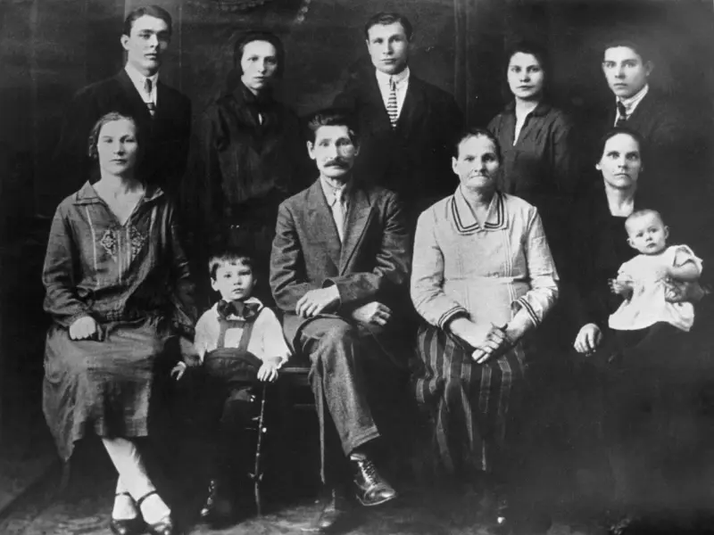 Cemya L. AND Bpezhneva, 1930