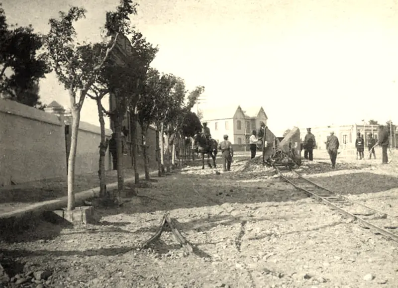 Presos reparando las calles.