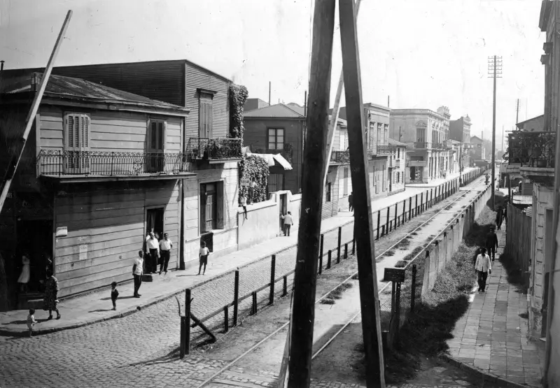 Vía férrea paralela a la calle Garibaldi