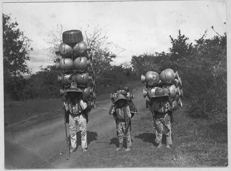 Camino al mercado con tinajas de barro