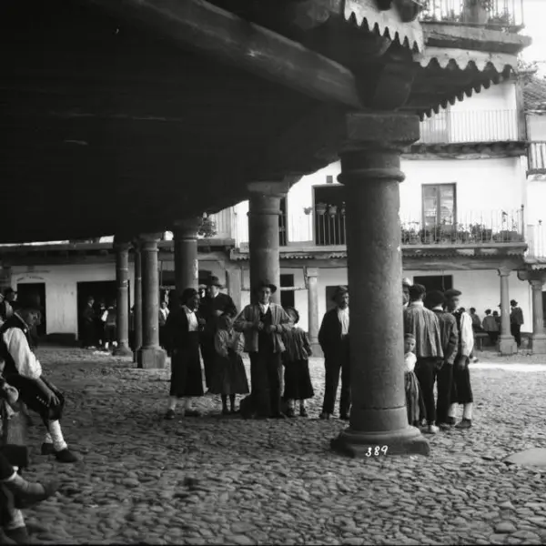 Grupo de adultos y niños en la Plaza Mayor.