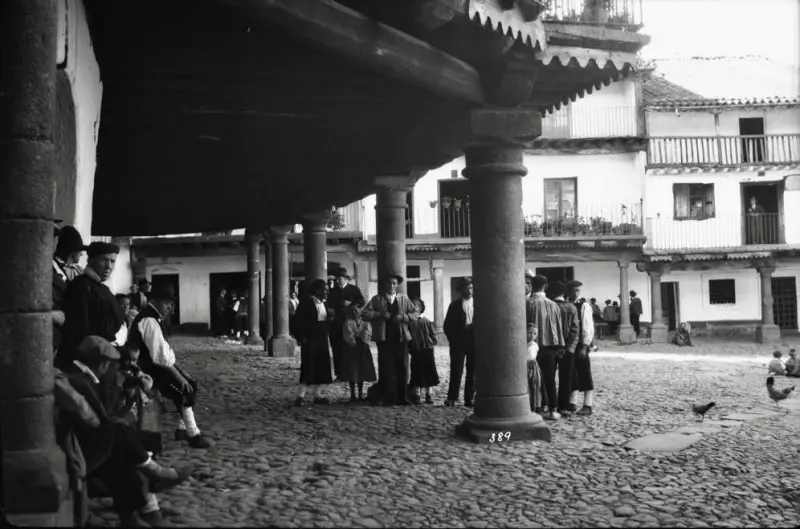 Grupo de adultos y niños en la Plaza Mayor.