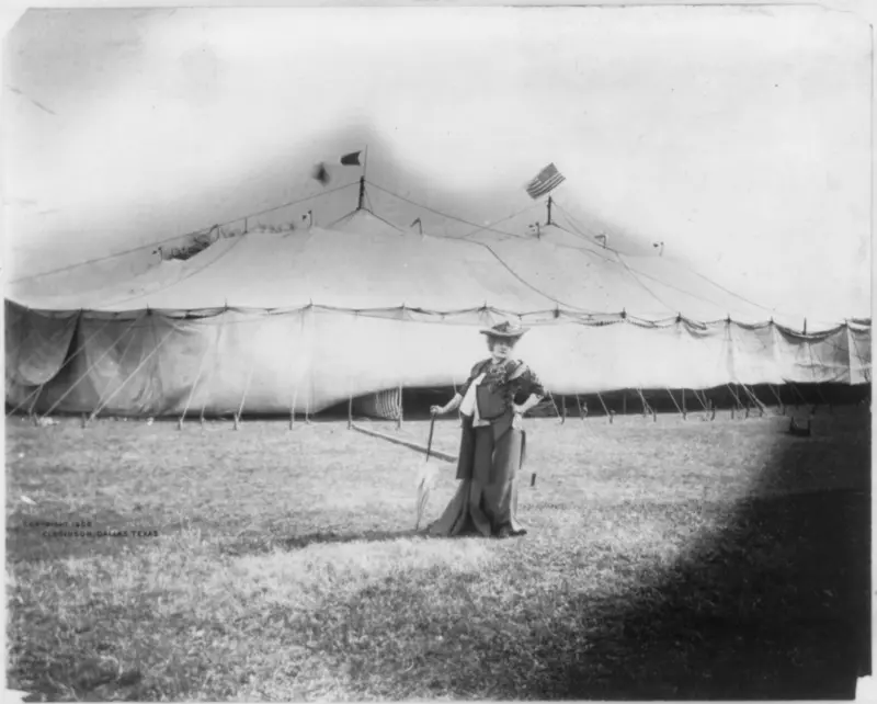 Sarah Bernhardt in front of the tent where she performed in Dallas