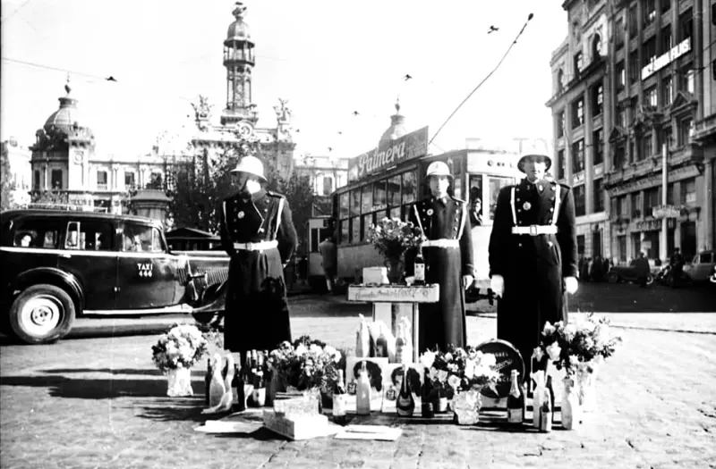 Guardias Urbanos con los aguinaldos recibidos