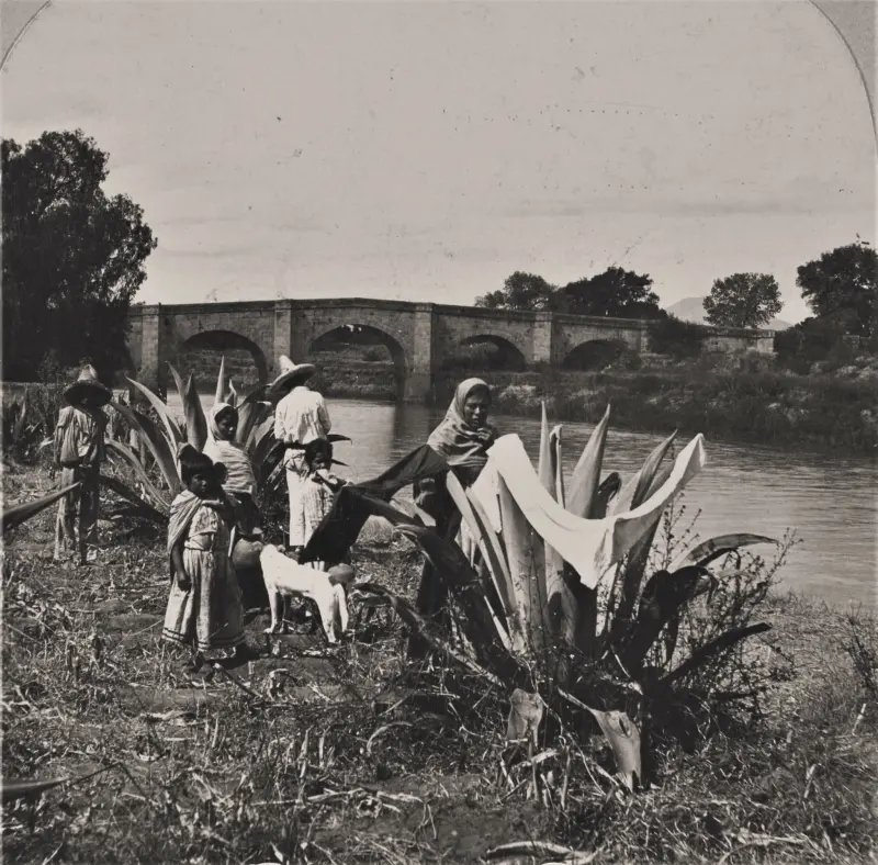 Familia de Tlachiqueros a orillas del Río Lerma